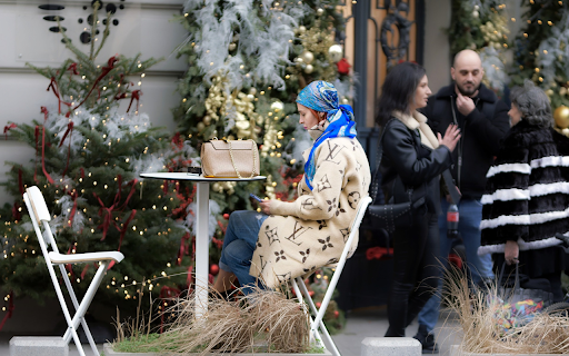Girl wearing a green scarf from Chrome web store to be run with OffiDocs Chromium online Girl wearing a green scarf from Chrome web store to be run with OffiDocs Chromium online